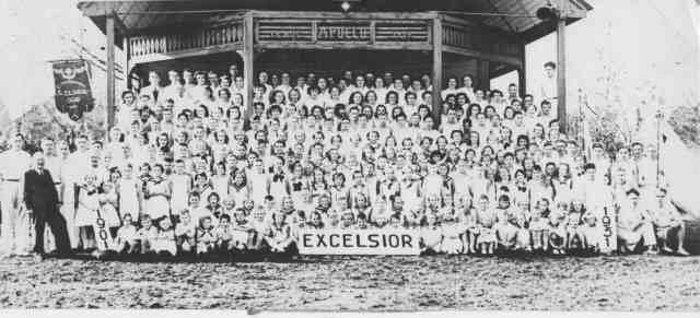 Leden van Excelsior vóór de muziektempel in 1951